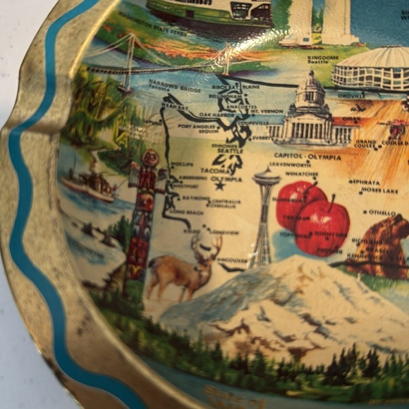 Vintage Souvenir Ashtray with Scenic Design - Picture 4 of 8